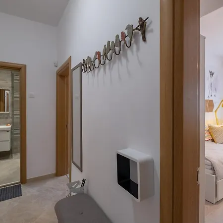 Апартамент Two Bedroom Near To Doctors Garden *