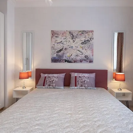 Two Bedroom Near To Doctors Garden Apartment *