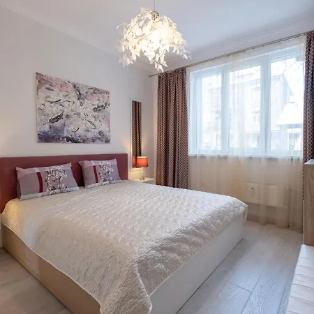 Apartment Two Bedroom Near To Doctors Garden